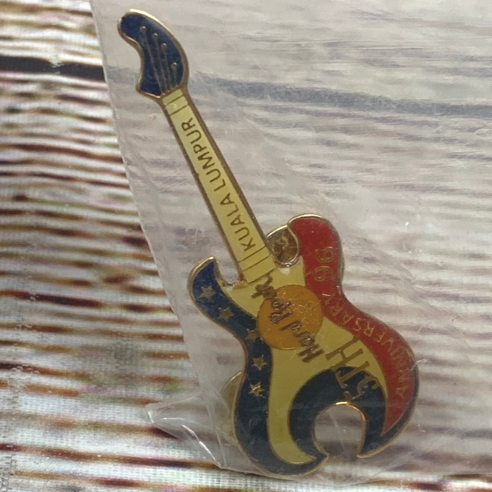 Hard Rock Cafe Kuala Lumpur 5th Anniversary 1996‎ Guitar Pin